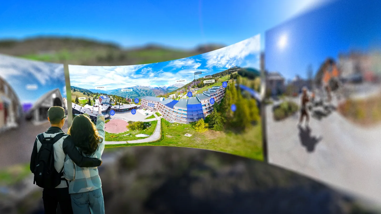 Des visiteurs face à des panoramas courbes d’une station de montagne.